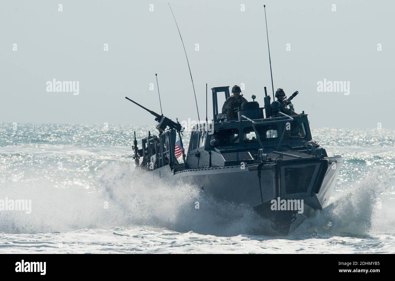 Photo du dossier prise le 2 novembre 2015 bateau de commandement fluvial (RCB) 805, affecté au commandant du Groupe de travail (CTG) 56.7, transite dans le golfe Arabo-Persique pendant les opérations de patrouille. Les gardes révolutionnaires de l'Iran ont libéré 10 marins américains détenus pour avoir entré dans ses eaux territoriales dans le Golfe, a rapporté la télévision d'État. Ils ont été arrêtés mardi après la panne de l'un de leurs deux navires au cours d'une mission d'entraînement, affirme les États-Unis. Photo par US Navy via ABACAPRESS.COM Banque D'Images