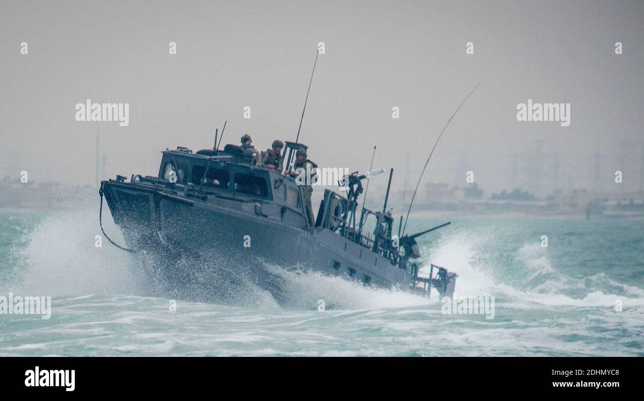 Photo du dossier prise le 30 octobre 2015. Le bateau de commandement fluvial (RCB) 805, affecté au commandant du Groupe de travail (CTG) 56.7, traverse les mers accidentées pendant les opérations de patrouille dans le golfe Arabo-Persique. Les gardes révolutionnaires de l'Iran ont libéré 10 marins américains détenus pour avoir entré dans ses eaux territoriales dans le Golfe, a rapporté la télévision d'État. Ils ont été arrêtés mardi après la panne de l'un de leurs deux navires au cours d'une mission d'entraînement, affirme les États-Unis. Photo par US Navy via ABACAPRESS.COM Banque D'Images