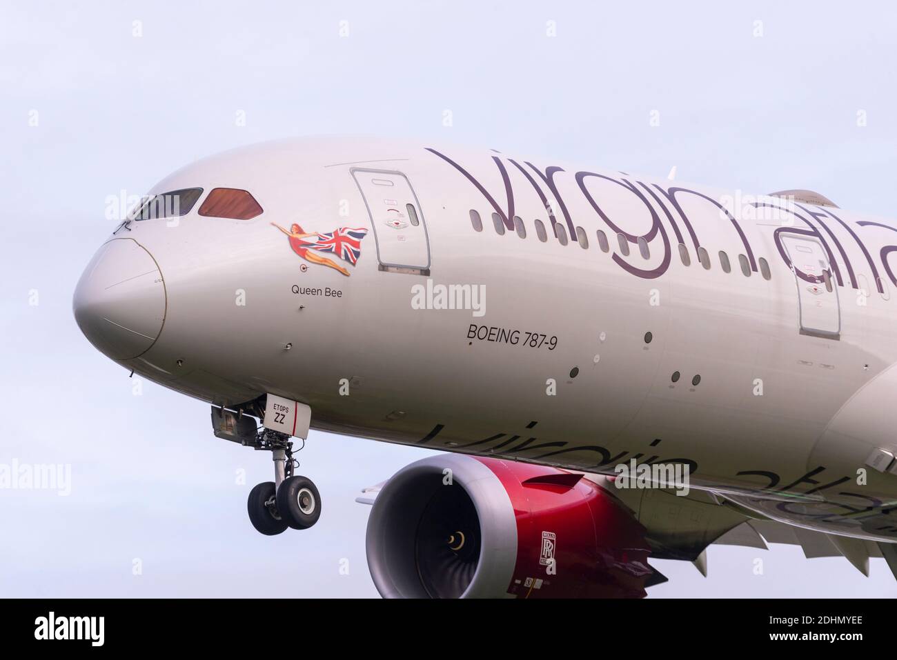 Virgin Atlantic Boeing 787 l'avion de ligne à réaction Dreamliner G-VBZZ débarquant à l'aéroport de Londres Heathrow, au Royaume-Uni, nommé Queen Bee. Illustration du nez de la dame écarlate Banque D'Images