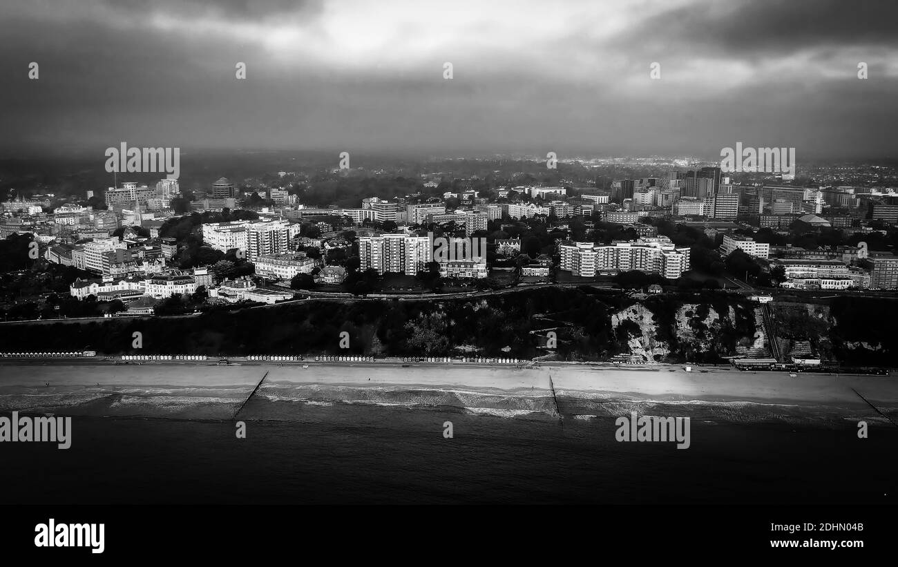 Bournemouth plage et jetée en Angleterre en noir et blanc Banque D'Images