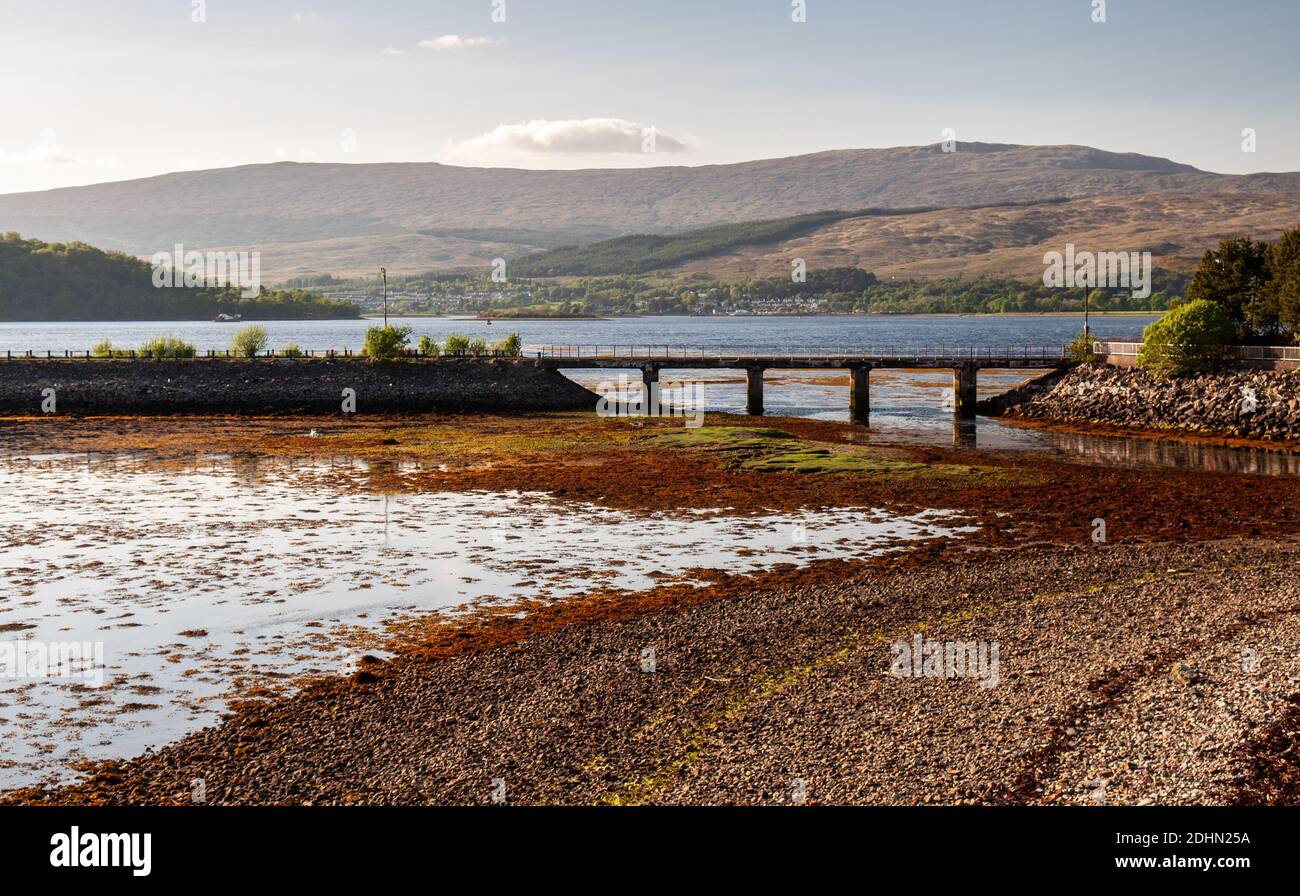 Le soleil brille sur la montagne de Druim Fada au-dessus du village de Corpach et du Loch Leven vu de fort William dans les West Highlands d'Écosse. Banque D'Images