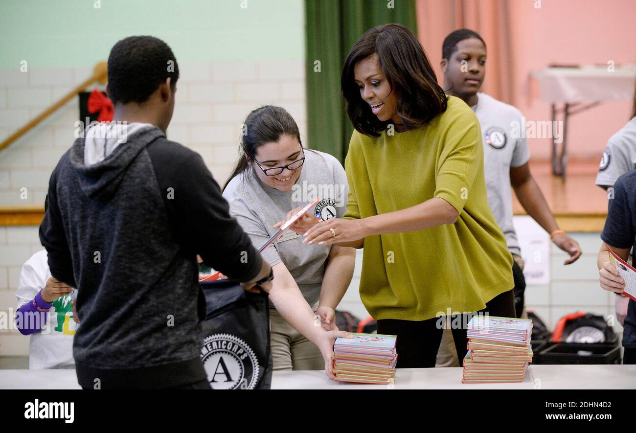 La première dame Michelle Obama participe à un projet de service communautaire à l'école élémentaire Leckie à l'occasion de la Journée de service de Martin Luther King, Jr., et en l'honneur de la vie et de l'héritage du Dr King, le 18 janvier 2016 à Washington, DC, USA. Photo par Olivier Douliery/Pool/ABACAPRESS.COM Banque D'Images