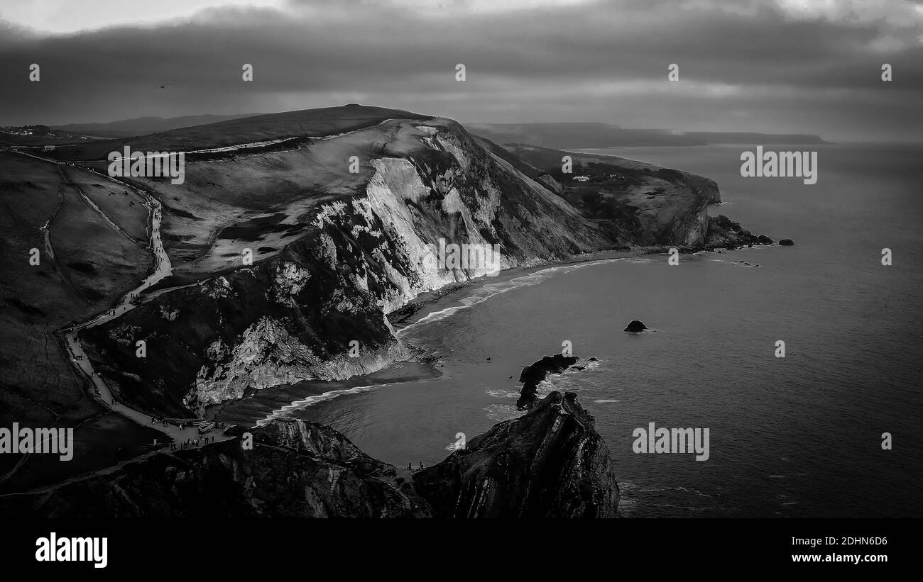 Porte Durdle sur la côte jurassique en Angleterre - aérienne vue en noir et blanc Banque D'Images