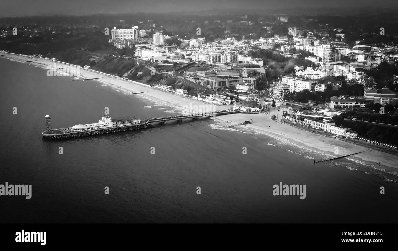 Bournemouth plage et jetée en Angleterre en noir et blanc Banque D'Images