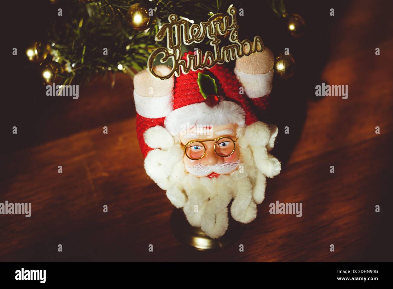 Jouet Père Noël sous un arbre de Noël sur le bois sol Banque D'Images
