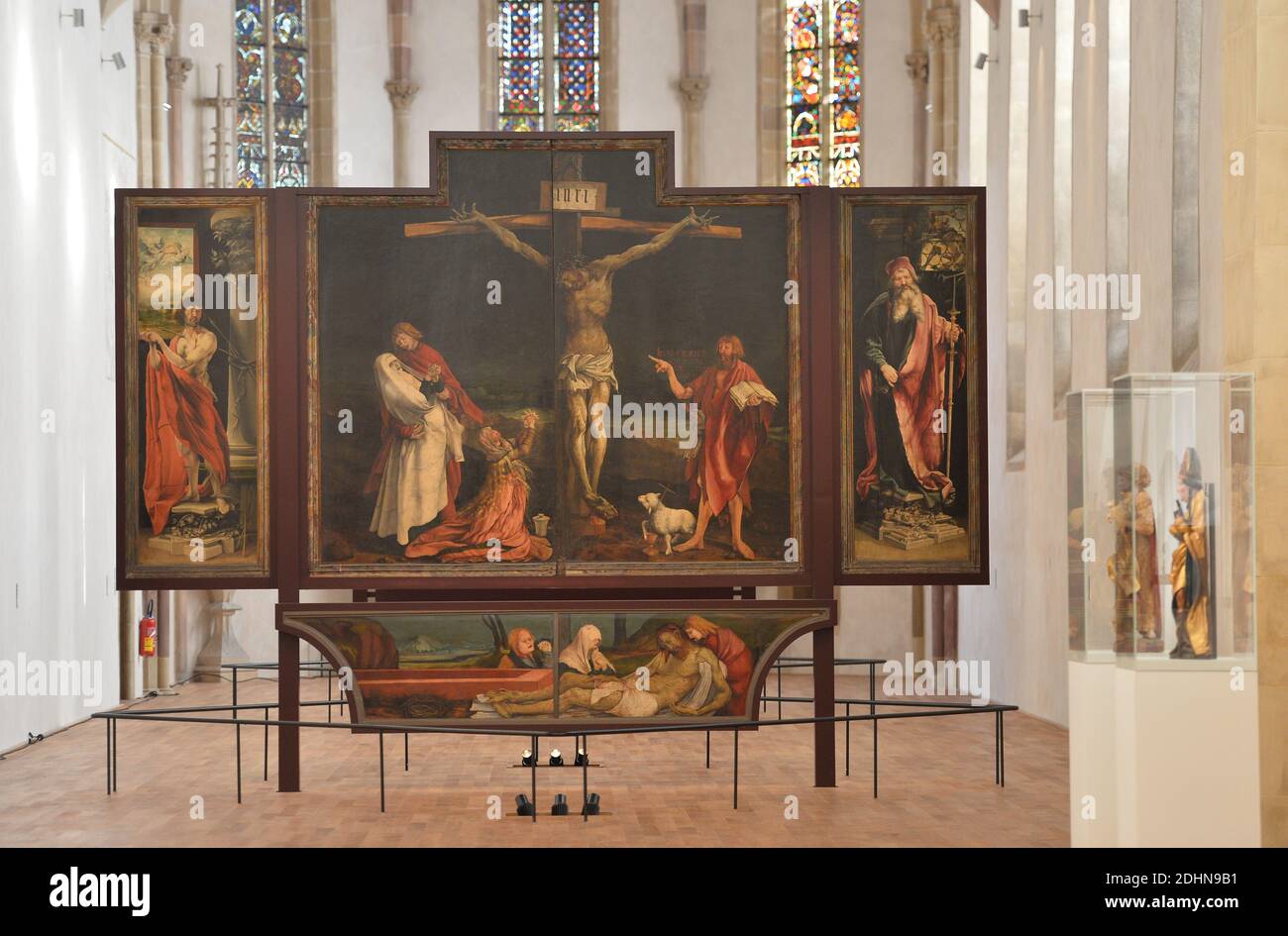 Le retable d'Isenheim de Matthias Gruenewald, polyptyque de onze panneaux, est exposé dans la chapelle du nouveau Musée Unterlinden de Colmar, dans l'est de la France, le 22 janvier 2016. Le musée a subi des travaux de rénovation et d'agrandissement par les architectes suisses Herzog et de Meuron et a rouvert ses portes en décembre 2015. C'est la plus visitée d'Alsace et l'une des plus visitées de France en dehors de la région parisienne. Il contient des œuvres de Pablo Picasso (une tapisserie de Guernica), Jean Dubuffet, Fernand léger, Serge Poliakoff, Georges Rouault, Pierre Bonnard, Robert Delaunay, Otto dix A. Banque D'Images