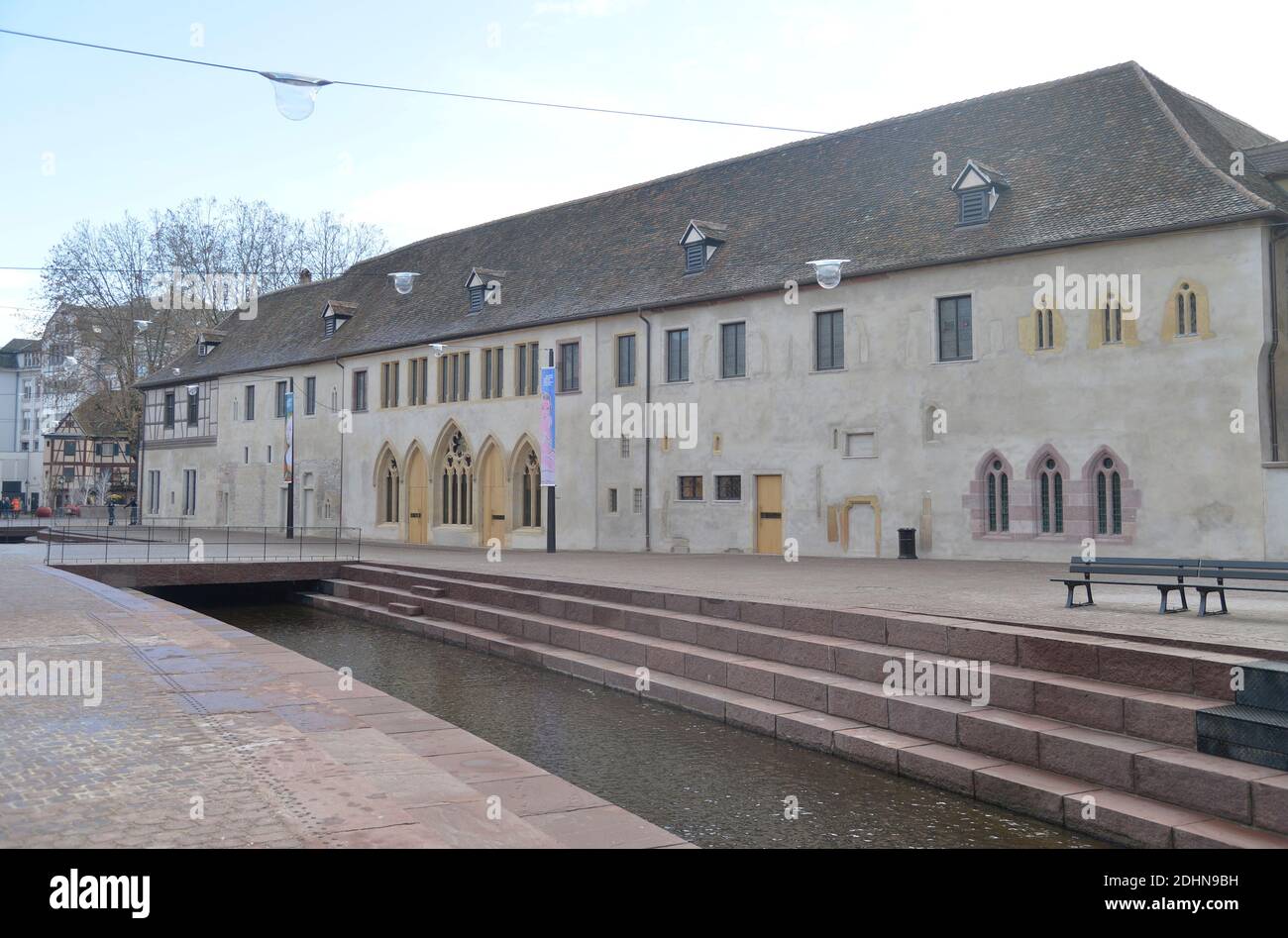 Vue extérieure du nouveau Musée Unterlinden de Colmar, dans l'est de la France, le 22 janvier 2016. Le musée a subi des travaux de rénovation et d'agrandissement par les architectes suisses Herzog et de Meuron et a rouvert ses portes en décembre 2015. C'est la plus visitée d'Alsace et l'une des plus visitées de France en dehors de la région parisienne. Le maître-maître du musée est le retable d'Isenheim (retable d'Issenheim) de Matthias Gruenewald, un polyptyque de onze panneaux est exposé dans la chapelle du musée. Le musée contient également des œuvres de Pablo Picasso (une tapisserie de Guernica de 7 mètres de long), Jean Dubuffet, Fernand Leger, Banque D'Images