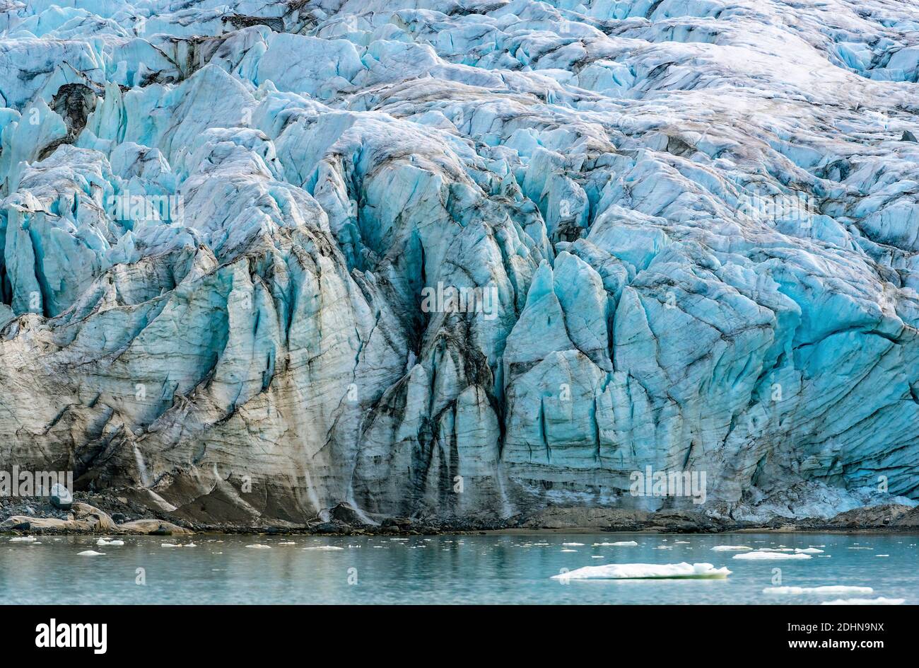Gros plan de l'ise du glacier de Smeerenburg, nord-ouest du Spitsbergen, Svaølbard, Norvège. Photo d'août 2019. Banque D'Images