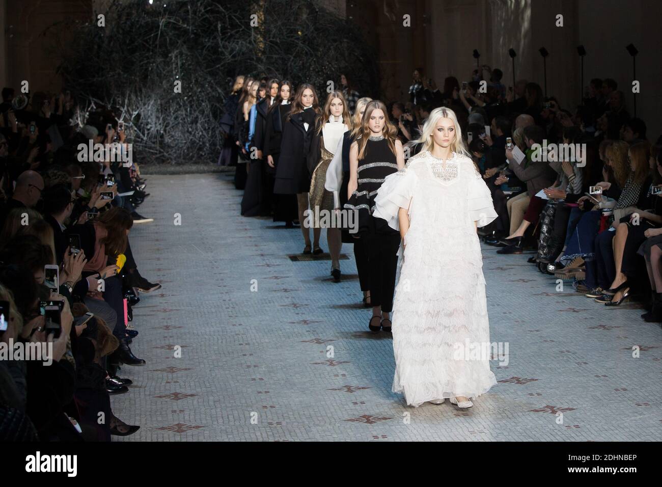 Des modèles défilent sur la piste du spectacle de printemps été 2016 de Dice Kayek haute Couture dans le cadre de la semaine de la mode de Paris le 25 janvier 2016 à Paris, France. Photo de Audrey Poree/ABACAPRESS.COM Banque D'Images