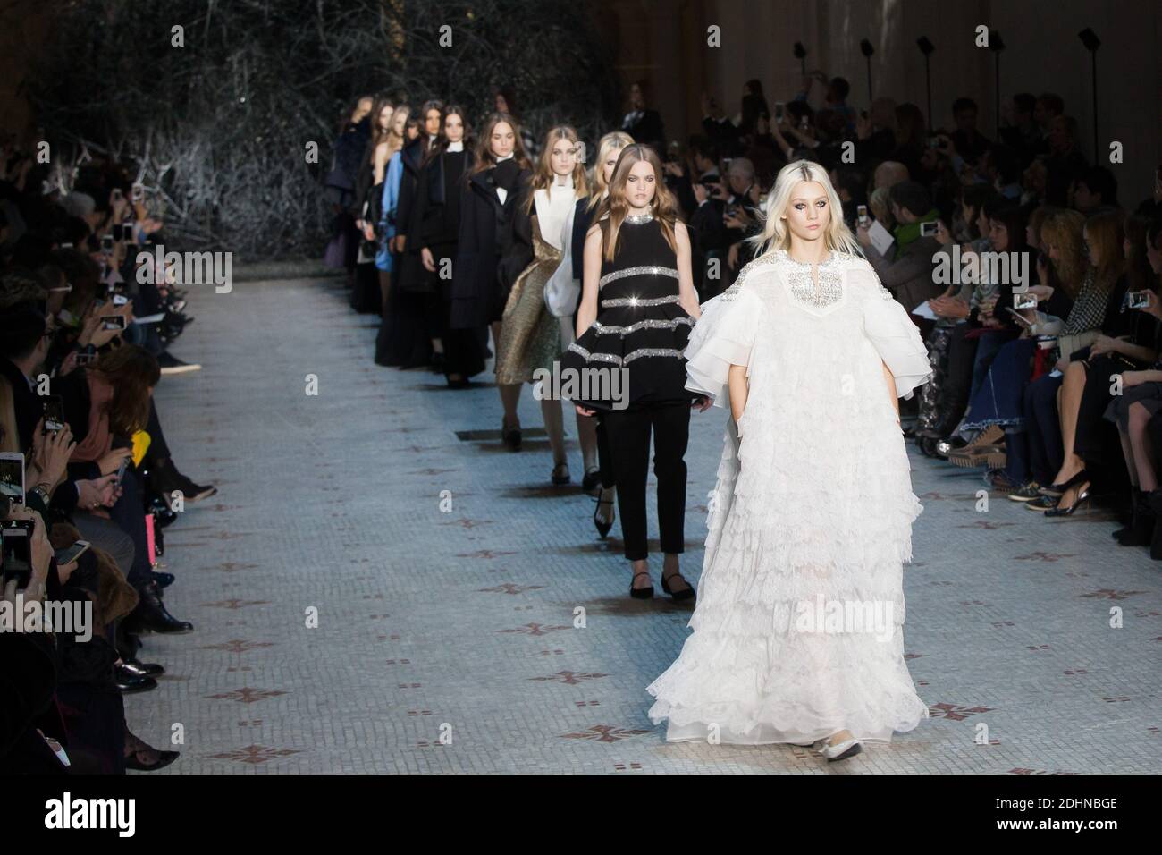 Des modèles défilent sur la piste du spectacle de printemps été 2016 de Dice Kayek haute Couture dans le cadre de la semaine de la mode de Paris le 25 janvier 2016 à Paris, France. Photo de Audrey Poree/ABACAPRESS.COM Banque D'Images