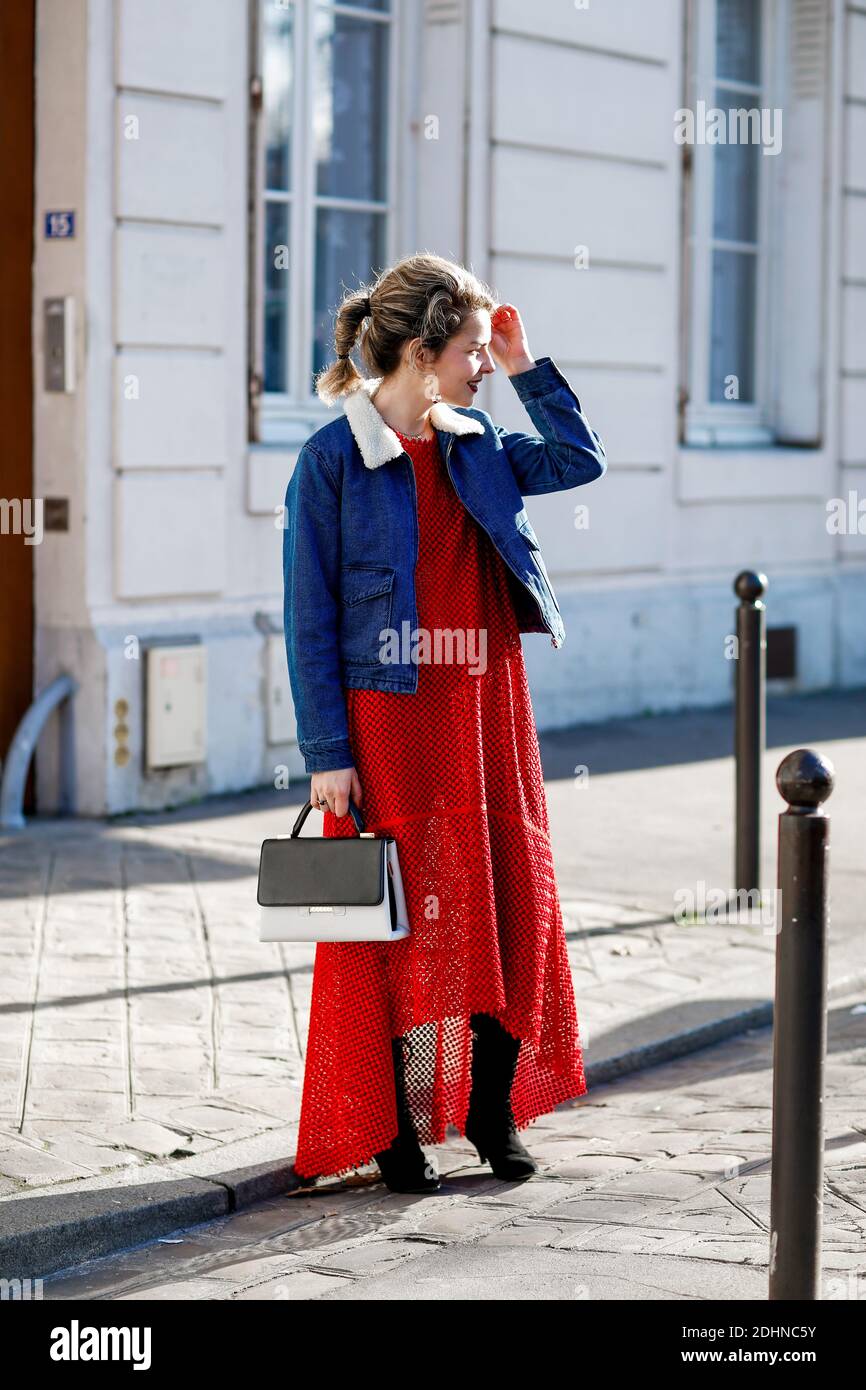 Street style, Mathilde Margail arrivant au Dior Printemps-Eté 2016  spectacle haute Couture tenu au Musée Rodin, à Paris, France, le 25 janvier  2016. Elle porte la robe Gauchere, le sac Ted Baker,