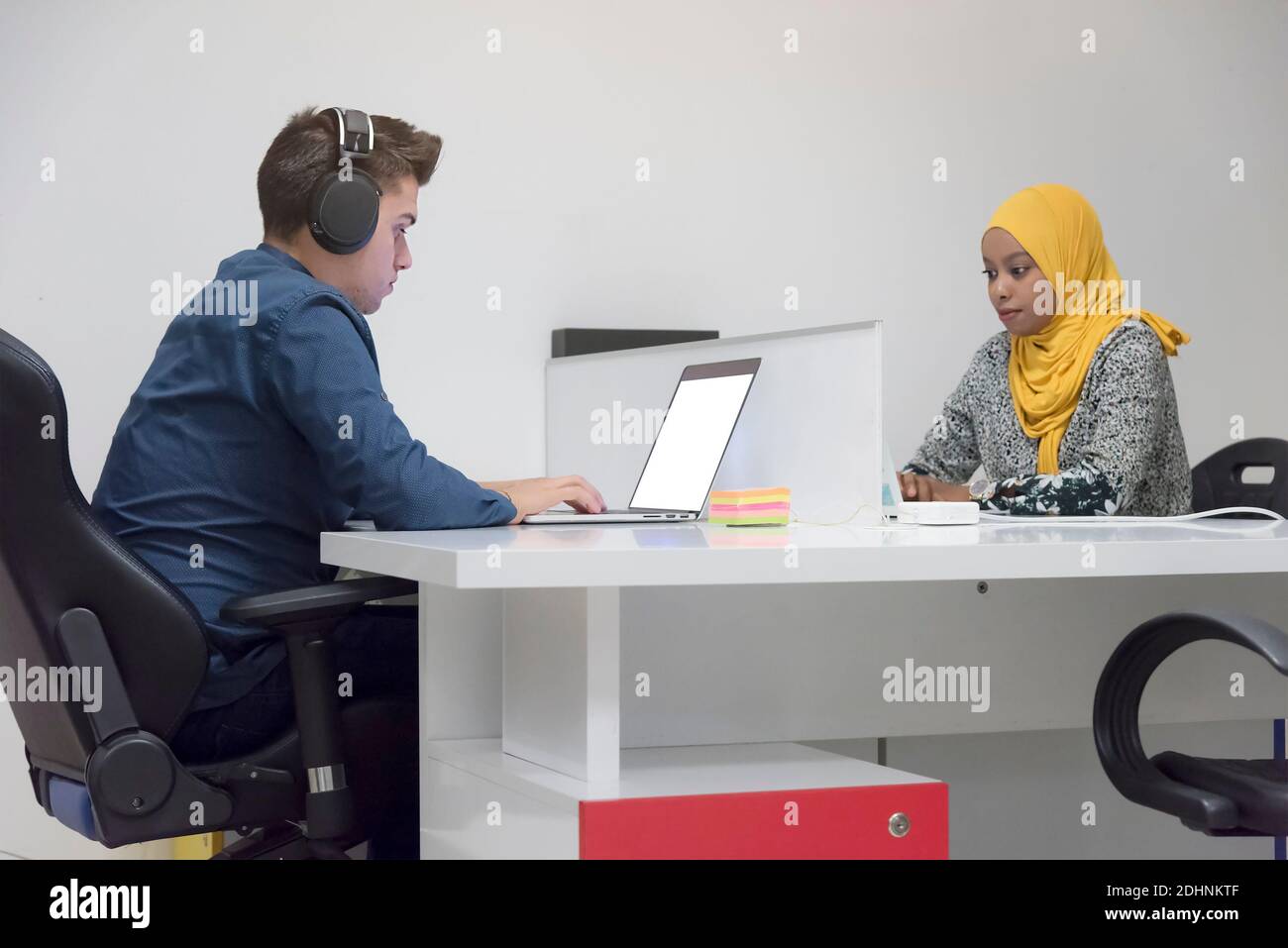 Une équipe de jeunes experts multiraciaux et multiethniques travaillant ensemble sur un important rapport financier. Concept économique et commercial Banque D'Images