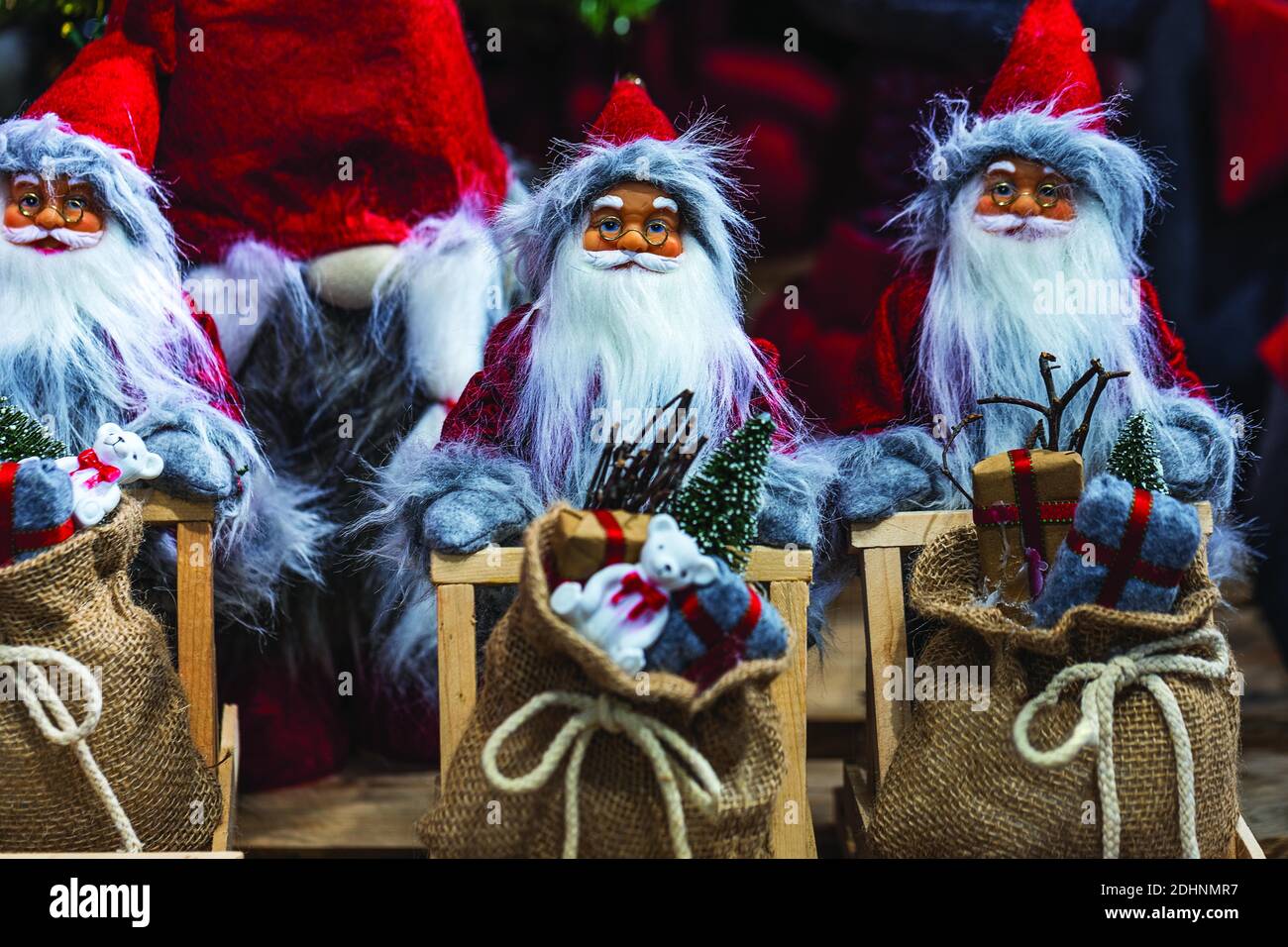 Vue rapprochée des magnifiques personnages du père noël pour la décoration. Concept des fêtes de Noël. Banque D'Images