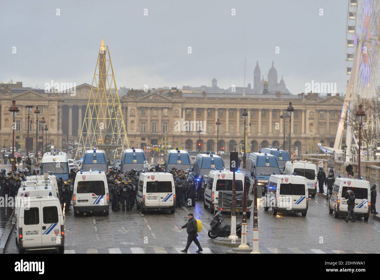 Des véhicules de police bloquent l'accès à la place de la Concorde après que les chauffeurs de taxi ont repris une grève pour protester contre des services rivaux comme Uber, à Paris, en France, le 3 février 2016. Photo de Christian Liewig/ABACAPRESS.COM Banque D'Images