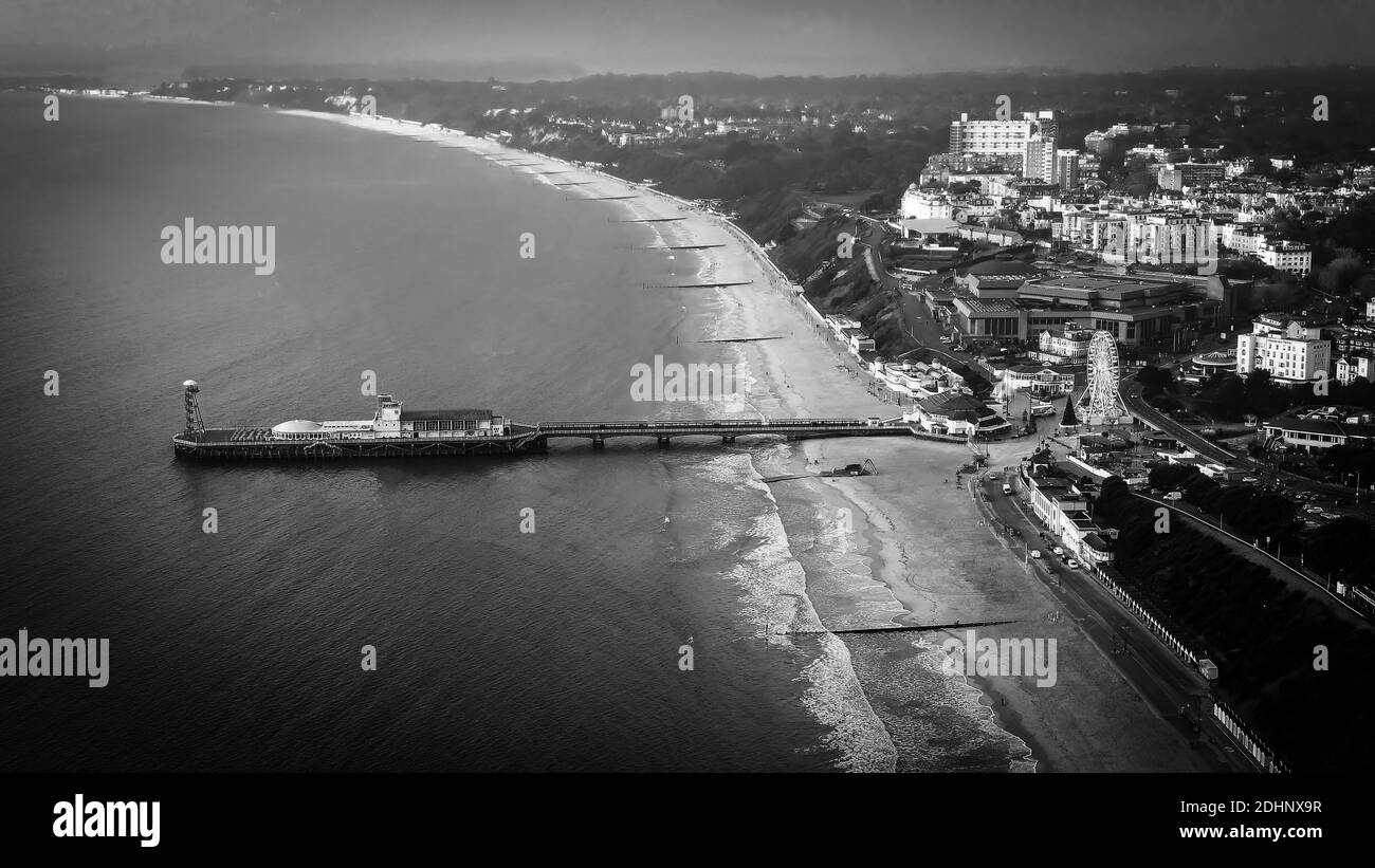 Bournemouth plage et jetée en Angleterre en noir et blanc Banque D'Images