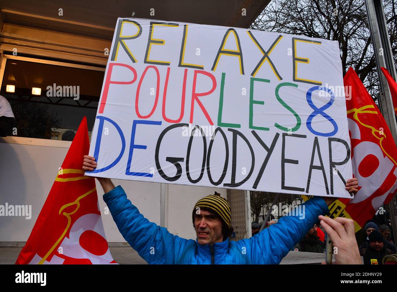 Jean-Baptiste Redde, alias Voltuan, détient un acquittement à la lecture de l'écriteau pour les huit de Goodyear le 4 février 2016 à la place de la nation à Paris, lors d'un rassemblement en faveur des manifestants Goodyear emprisonnés. Huit anciens travailleurs d'une usine de pneus Goodyear en France ont reçu l'ordre le 12 janvier 2016 de passer neuf mois en prison pour avoir détenu deux gérants pendant 30 heures dans le cadre d'un conflit de travail. Photo de François Pauletto/ABACAPRESS.COM Banque D'Images