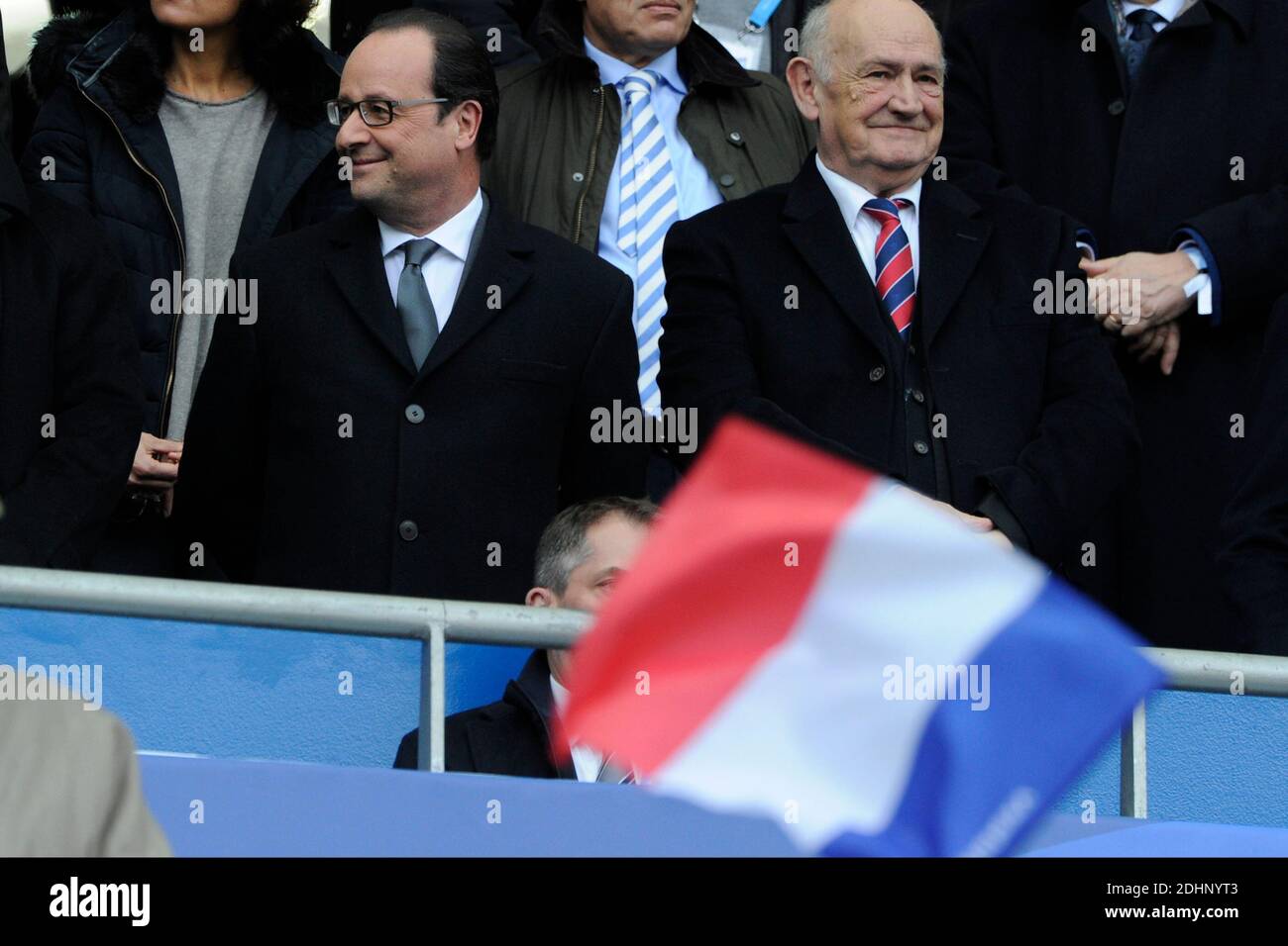 Le président français François Hollande et le président de la Fédération française de rugby Pierre Camou participent au match international de rugby à six Nations entre la France et l'Italie au Stade de France à Saint-Denis, au nord de Paris, le 6 février 2016. La France a gagné 23-21. Photo de Henri Szwarc/ABACAPRESS.COM Banque D'Images