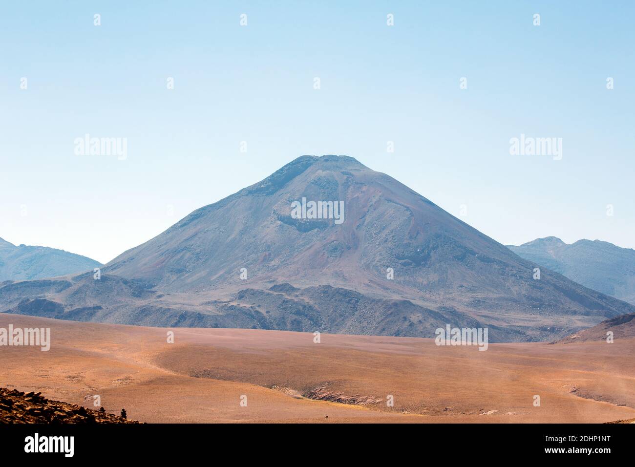 Volcan actif Putana (peut être connu sous le nom de volcan Machuca) au-dessus des marécages du Vado Rio de Putana, Atacama Andes, Chili Banque D'Images