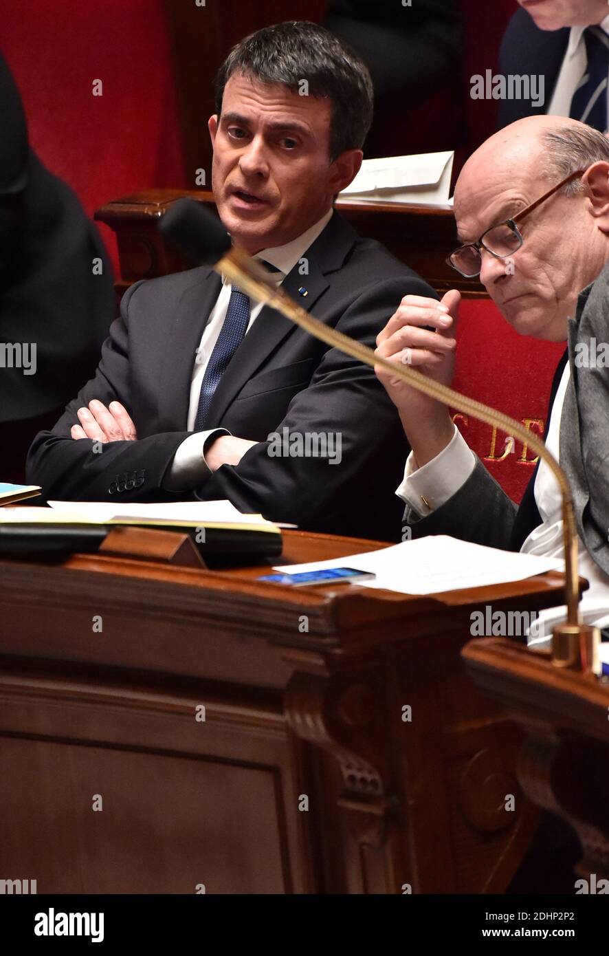 Le Premier ministre français Manuel Valls et le secrétaire d'État aux relations avec le Parlement Jean-Marie le Guen lors du vote d'un projet de loi portant amendement constitutionnel sur la protection de la Nation, à Paris, en France, le 10 février 2016. Le projet de loi a été adopté par 317 voix sur 516. Il comprend deux articles sur l'état d'urgence et la confiscation de la citoyenneté par des ressortissants français reconnus coupables de crimes très graves tels que des infractions de terrorisme. L'avis du Conseil d'État a été adopté sur ces deux questions particulièrement sensibles. Photo de Christian Liewig/ABACAPRESS.COM Banque D'Images