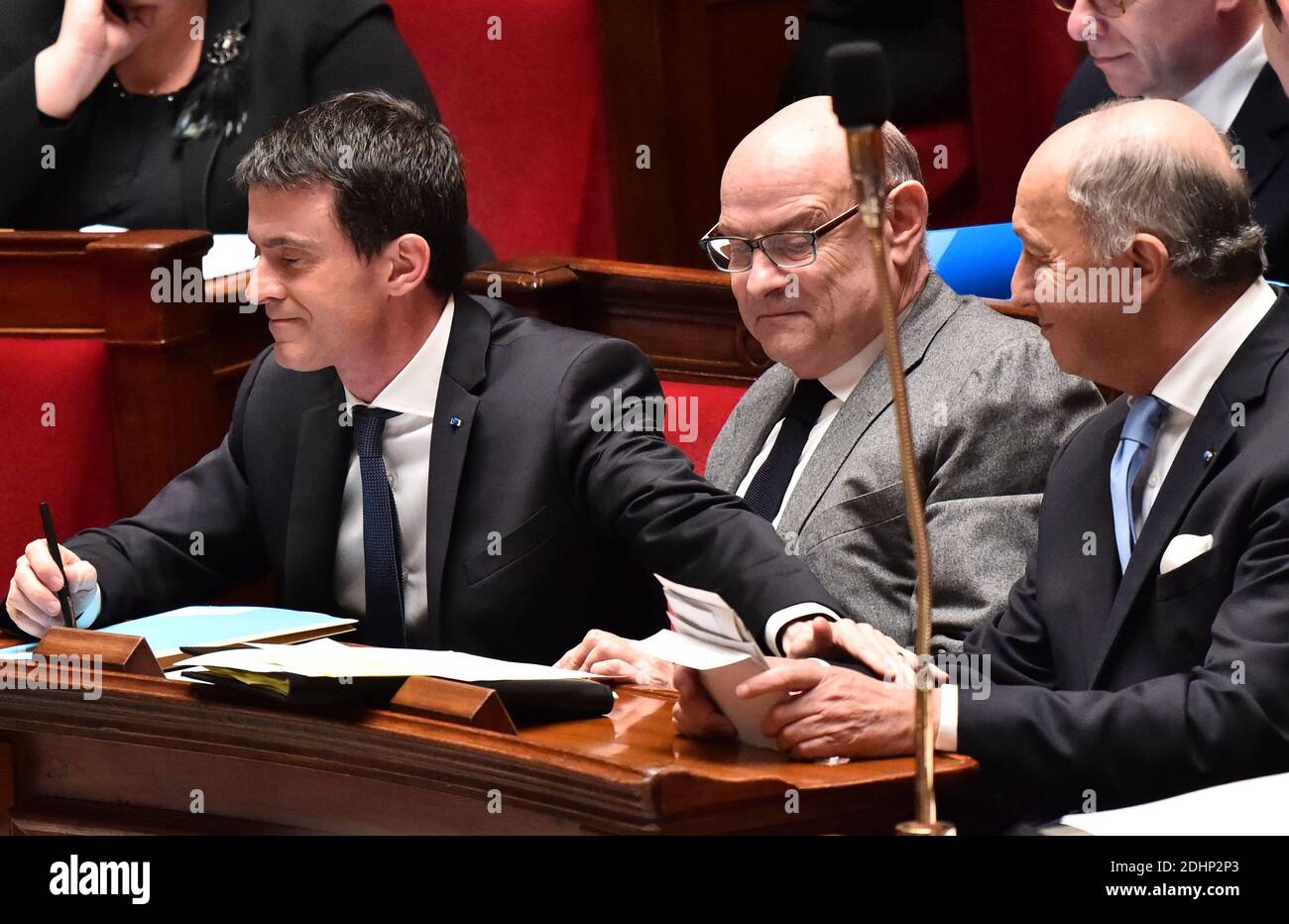 Le Premier ministre français Manuel Valls, le secrétaire d'État aux relations avec le Parlement Jean-Marie le Guen et le ministre sortant des Affaires étrangères et du développement international Laurent Fabius lors du vote d'un projet de loi portant amendement constitutionnel sur la protection de la Nation, à Paris, en France, le 10 février 2016. Le projet de loi a été adopté par 317 voix sur 516. Il comprend deux articles sur l'état d'urgence et la confiscation de la citoyenneté par des ressortissants français reconnus coupables de crimes très graves tels que des infractions de terrorisme. L'avis du Conseil d'État a été adopté sur le Banque D'Images