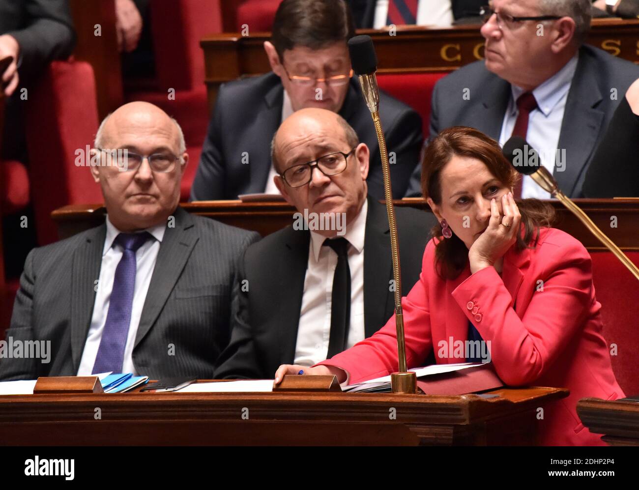 Ministre des Finances et des comptes publics Michel Sapin, ministre de la Défense Jean-Yves le Drian et ministre de l'Ecologie, du développement durable et de l'Energie Ségolène Royal lors du vote d'un projet de loi portant modification constitutionnelle sur la protection de la Nation, à Paris, en France, le 10 février 2016. Le projet de loi a été adopté par 317 voix sur 516. Il comprend deux articles sur l'état d'urgence et la confiscation de la citoyenneté par des ressortissants français reconnus coupables de crimes très graves tels que des infractions de terrorisme. L'avis du Conseil d'État a été adopté sur ces deux questions en particulier Banque D'Images