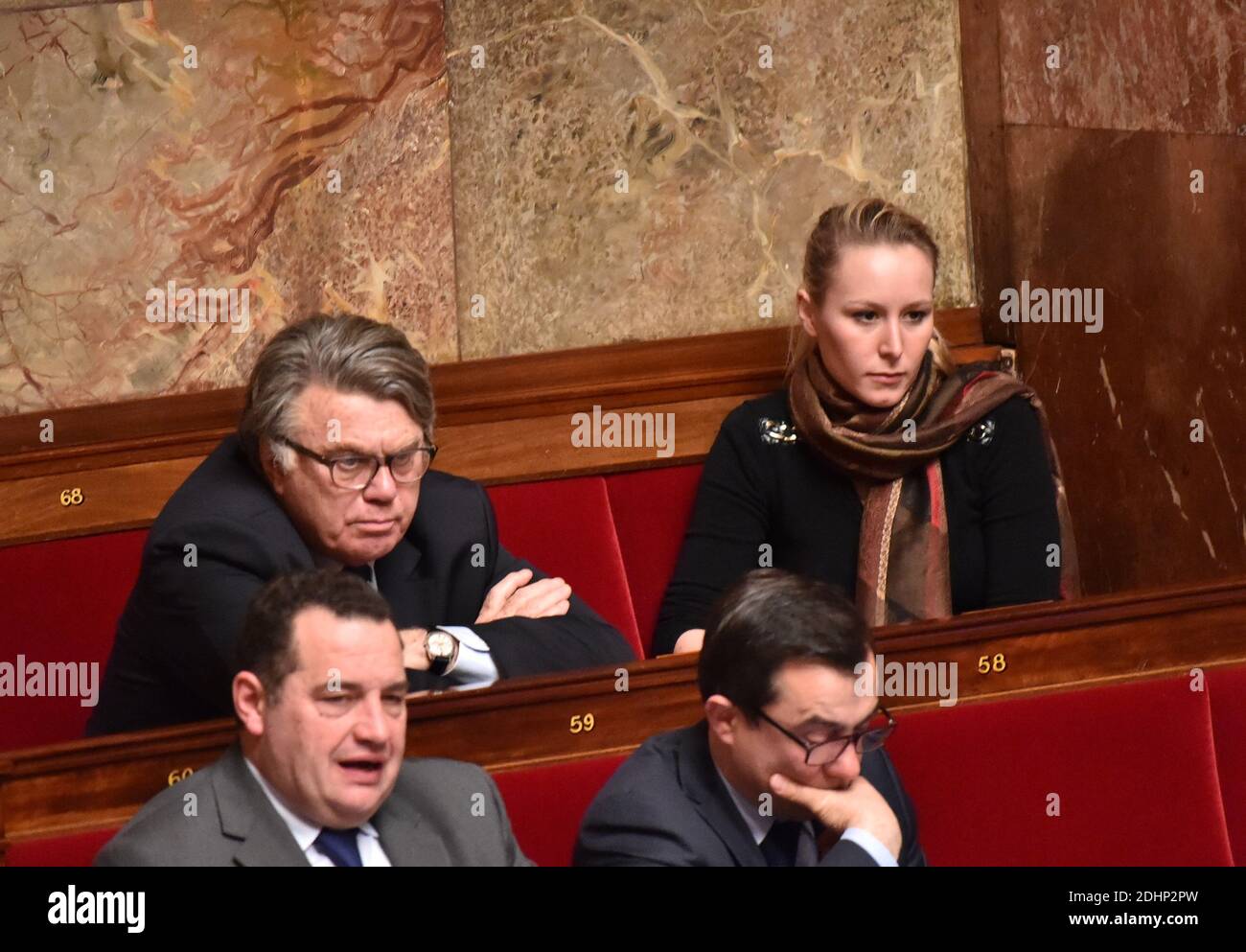 Parti d'extrême-droite Français Front députés nationaux Marion Marechal le Pen et Gilbert Collard lors du vote d'un projet de loi pour un amendement constitutionnel sur la protection de la Nation, à Paris, France, le 10 février 2016. Le projet de loi a été adopté par 317 voix sur 516. Il comprend deux articles sur l'état d'urgence et la confiscation de la citoyenneté par des ressortissants français reconnus coupables de crimes très graves tels que des infractions de terrorisme. L'avis du Conseil d'État a été adopté sur ces deux questions particulièrement sensibles. Photo de Christian Liewig/ABACAPRESS.COM Banque D'Images