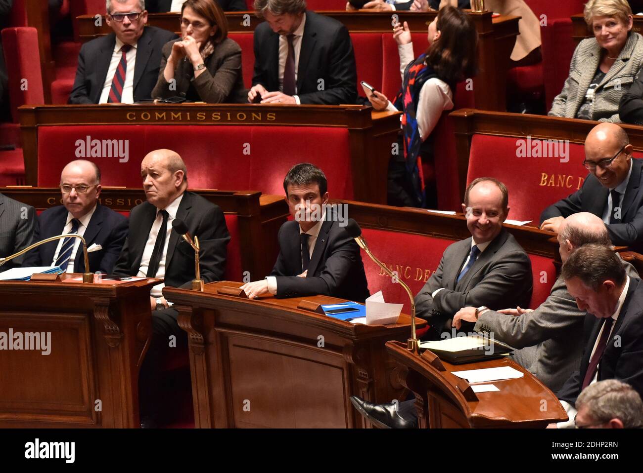 Le ministre de l'intérieur Bernard Cazeneuve, le ministre de la Défense Jean-Yves le Drian, le premier ministre Manuel Valls et le ministre de la Justice Jean-Jacques Urvoas lors du vote d'un projet de loi portant modification constitutionnelle sur la protection de la Nation, à Paris, en France, le 10 février 2016. Le projet de loi a été adopté par 317 voix sur 516. Il comprend deux articles sur l'état d'urgence et la confiscation de la citoyenneté par des ressortissants français reconnus coupables de crimes très graves tels que des infractions de terrorisme. L'avis du Conseil d'État a été adopté sur ces deux issu particulièrement sensibles Banque D'Images