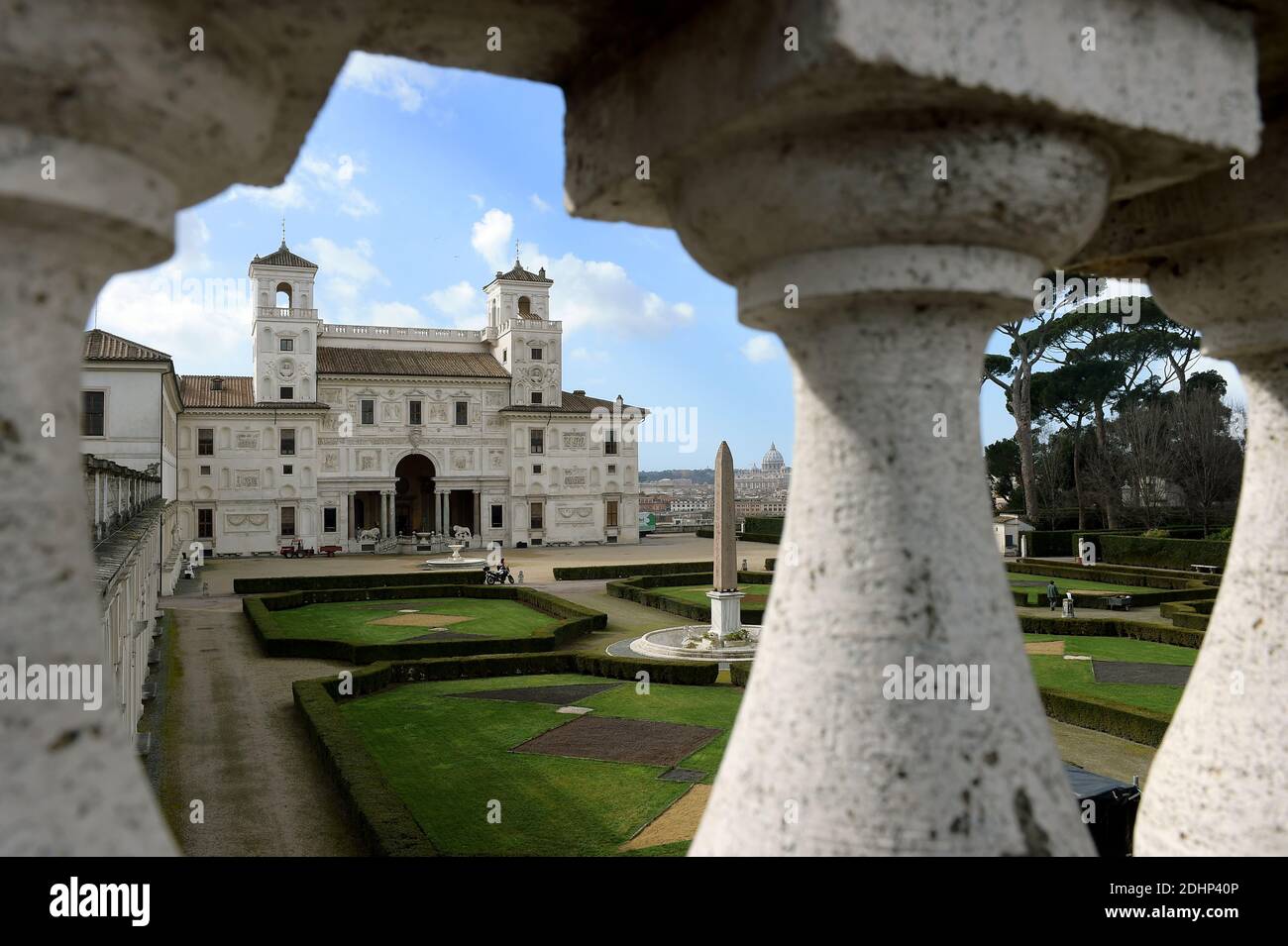 Une vue sur la Villa Medici où se trouve l'Académie française de Rome, Italie qui célèbre cette année son 350e anniversaire, le 11 février 2016. Fondée par Louis XIV en 1666, elle accueille depuis des générations d'artistes et d'érudits. Depuis 1803, l'Académie française est située à la Villa Medici (Villa Medicis). En 1576, la propriété a été acquise par le cardinal Ferdinando de' Medici et en 1803 par Napoléon Bonaparte. C'est l'un des plus beaux et prestigieux endroits de Rome. Les séjours des pensionnés varient de six mois à deux ans. Les disciplines d'art sont : peinture, sculpture, archi Banque D'Images