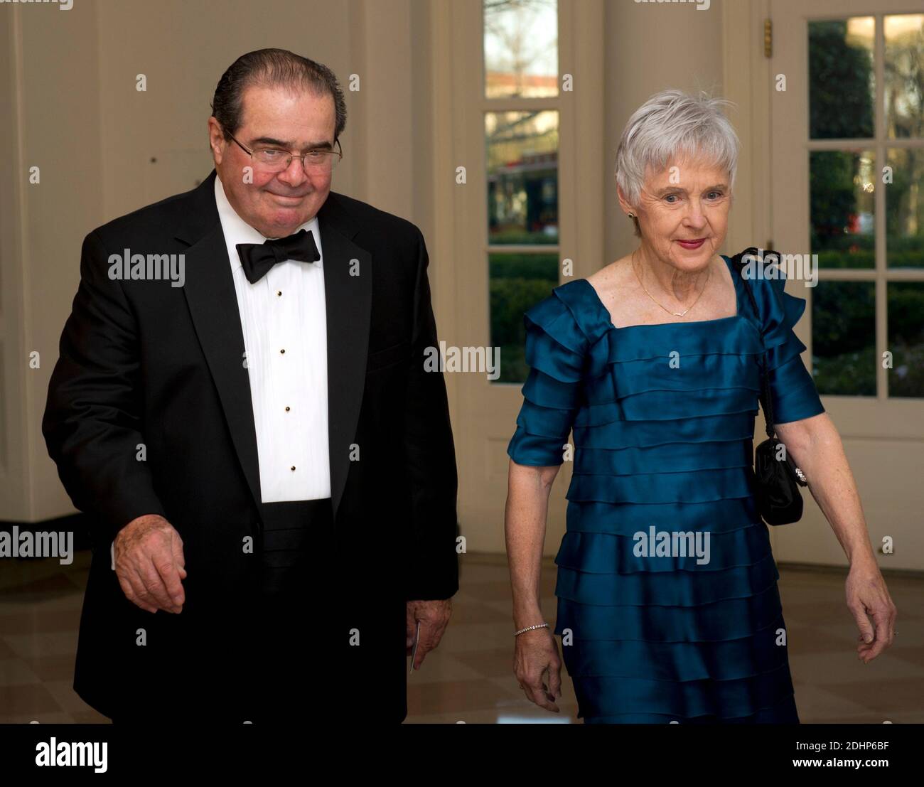 Juge associé de la Cour suprême des États-Unis Antonin Scalia et son épouse, Maureen, arrivent pour le dîner officiel en l'honneur du Premier ministre David Cameron de Grande-Bretagne et de son épouse, Samantha, à la Maison Blanche à Washington, D.C., le mardi 14 mars 2012. Photo de Ron Sachs/CNP/ABACAPRESS.COM Banque D'Images