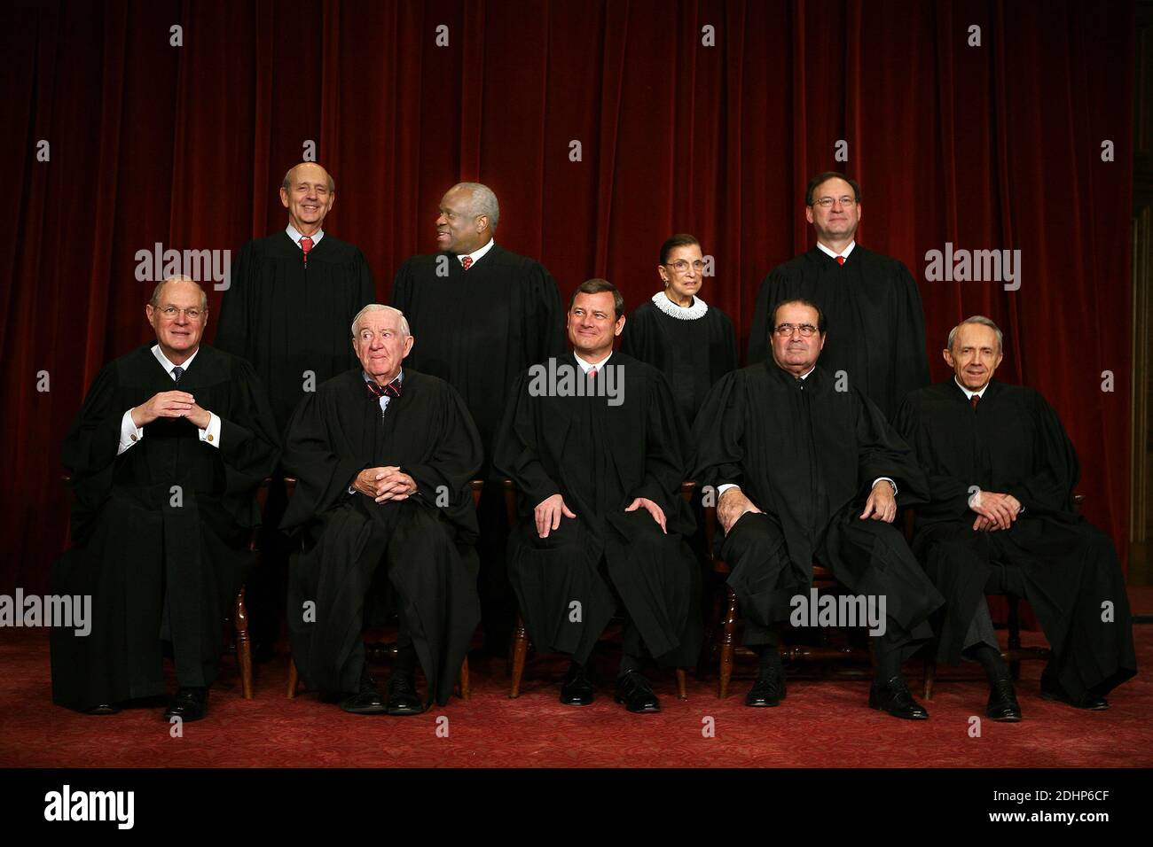 2006 Portrait de classe des juges de la Cour suprême des États-Unis pris le 3 mars 2006, à l'édifice de la Cour suprême des États-Unis à Washington, D.C., aux États-Unis. Assis au premier rang, de gauche à droite, sont : le juge associé Anthony M. Kennedy, le juge associé John Paul Stevens, le juge en chef des États-Unis John G. Roberts, Jr., le juge associé Antonin Scalia et le juge associé David Souter. De gauche à droite, dans la rangée supérieure, se trouvent le juge associé Stephen Breyer, le juge associé Clarence Thomas, le juge associé Ruth Bader Ginsburg et le juge associé Samuel Banque D'Images