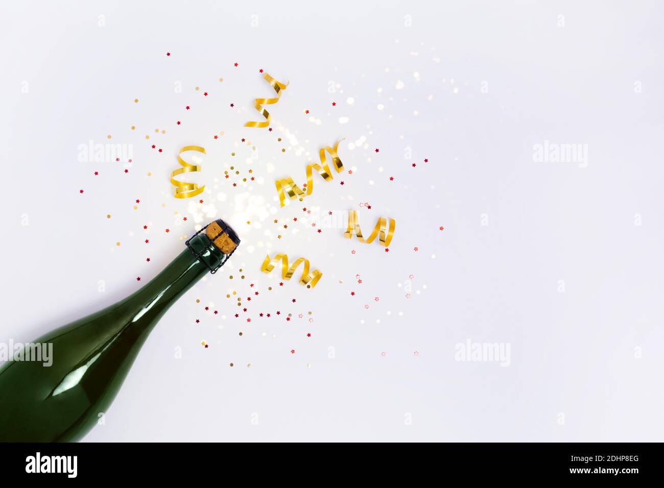 Fond Blanc Avec Bouteille De Champagne Avec Confettis Et Banderoles De Fete Concept De Banniere De Noel D Anniversaire De Fete Ou De Mariage Espace De Copie De La Pose En Melan Photo