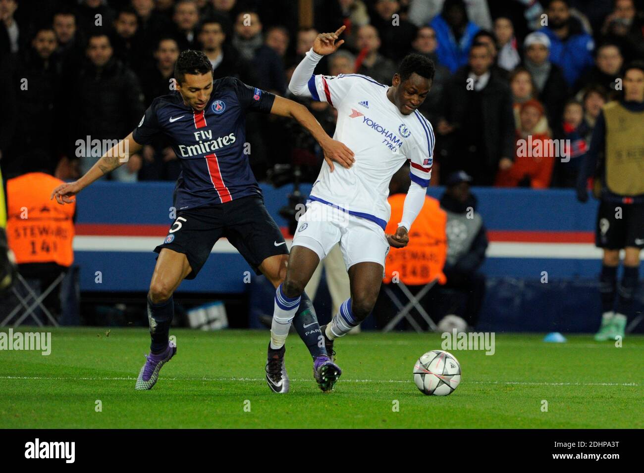 Marquinhos du PSG affronte Abdul Baba Rahman de Chelsea lors du match final de la première jambe de la Ligue des champions, Paris-St-Germain contre Chelsea, au Parc des Princes, Paris, France, le 2016 février 1/8. PSG a gagné 2-1. Photo de Henri Szwarc/ABACAPRESS.COM Banque D'Images