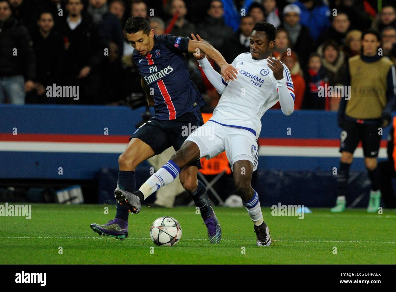 Marquinhos du PSG affronte Abdul Baba Rahman de Chelsea lors du match final de la première jambe de la Ligue des champions, Paris-St-Germain contre Chelsea, au Parc des Princes, Paris, France, le 2016 février 1/8. PSG a gagné 2-1. Photo de Henri Szwarc/ABACAPRESS.COM Banque D'Images