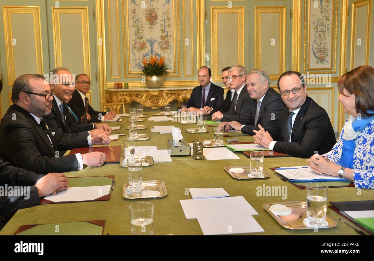 Le président français François Hollande ainsi que le nouveau ministre français des Affaires étrangères et du développement international Jean-Marc Ayrault et le ministre de l'Environnement, de l'Energie et des Affaires maritimes Segolene Royal lors d'une réunion de travail avec le roi Mohammed VI du Maroc à l'Elysée Palace de Paris, France, le 17 février 2016. Photo de Christian Liewig/ABACAPRESS.COM Banque D'Images