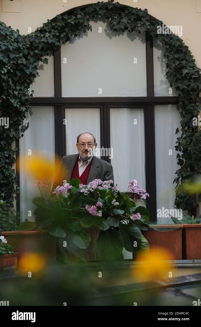 Photo du fichier : l'écrivain italien Umberto Eco chez lui à Milan, en Italie, le 6 mars 2014. ECO, plus connu pour son roman le nom de la Rose, est décédé à l'âge de 84 ans. Sa famille dit qu'il est décédé tard vendredi à sa maison. Le nom de la Rose a été fait en film en 1989 avec l'acteur écossais Sean Connery. ECO, qui a également écrit le pendule de Foucault, a continué à publier de nouvelles œuvres, avec la sortie de l'année zéro l'année dernière. Photo par Eric Vandeville/ABACAPRESS.COM Banque D'Images