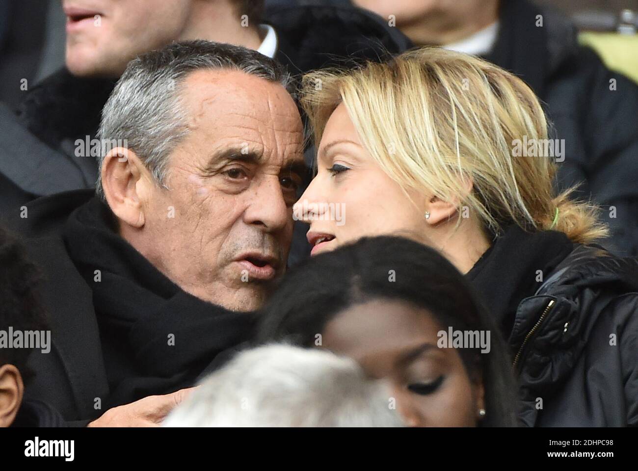 Thierry Ardisson et son épouse Audrey Crespo-Mara assistent au match de football de la première Ligue française (L1) entre Paris Saint-Germain (PSG) et Reims au stade du Parc des Princes à Paris, France, le 20 février 2016. PSG a gagné 4-1. Photo de Christian Liewig/ABACAPRESS.COM Banque D'Images