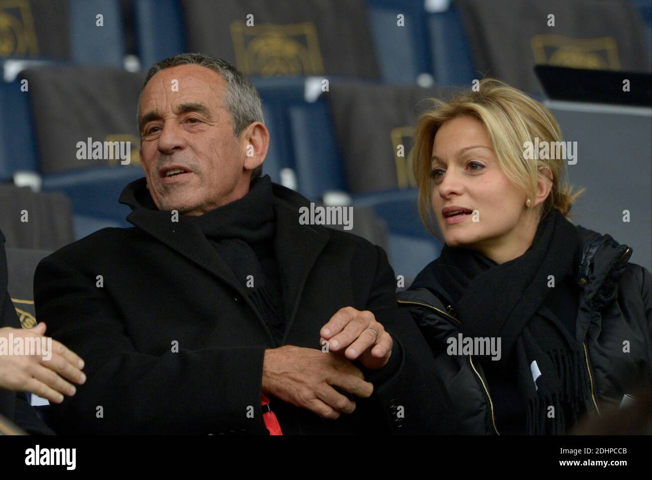 Thierry Ardisson et son épouse Audrey Crespo-Mara lors du match de football de la première Ligue française, Paris-St-Germain contre Reims, au Parc des Princes, Paris, France, le 20 février 2016. PSG a gagné 4-1. Photo de Henri Szwarc/ABACAPRESS.COM Banque D'Images