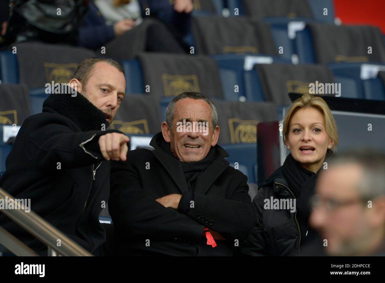 Thierry Ardisson et son épouse Audrey Crespo-Mara lors du match de football de la première Ligue française, Paris-St-Germain contre Reims, au Parc des Princes, Paris, France, le 20 février 2016. PSG a gagné 4-1. Photo de Henri Szwarc/ABACAPRESS.COM Banque D'Images