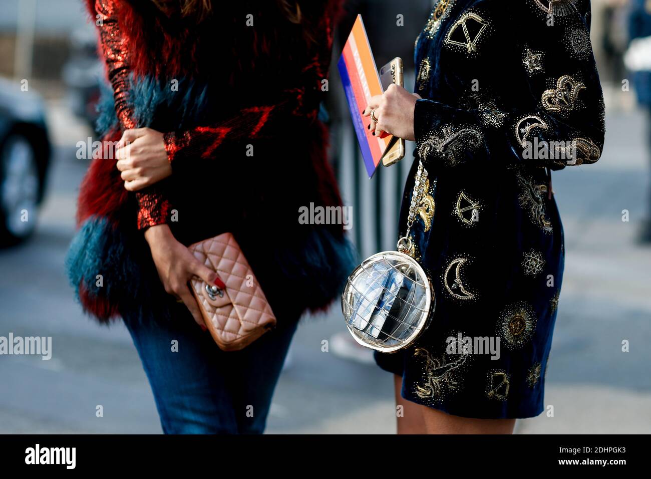 Street style, arrivée au spectacle Emilio Pucci automne-hiver 2016-2017 qui s'est tenu à via Orobia, à Milan, Italie, le 25 février 2016. Photo de Marie-Paola Bertrand-Hillion/ABACAPRESS.COM Banque D'Images