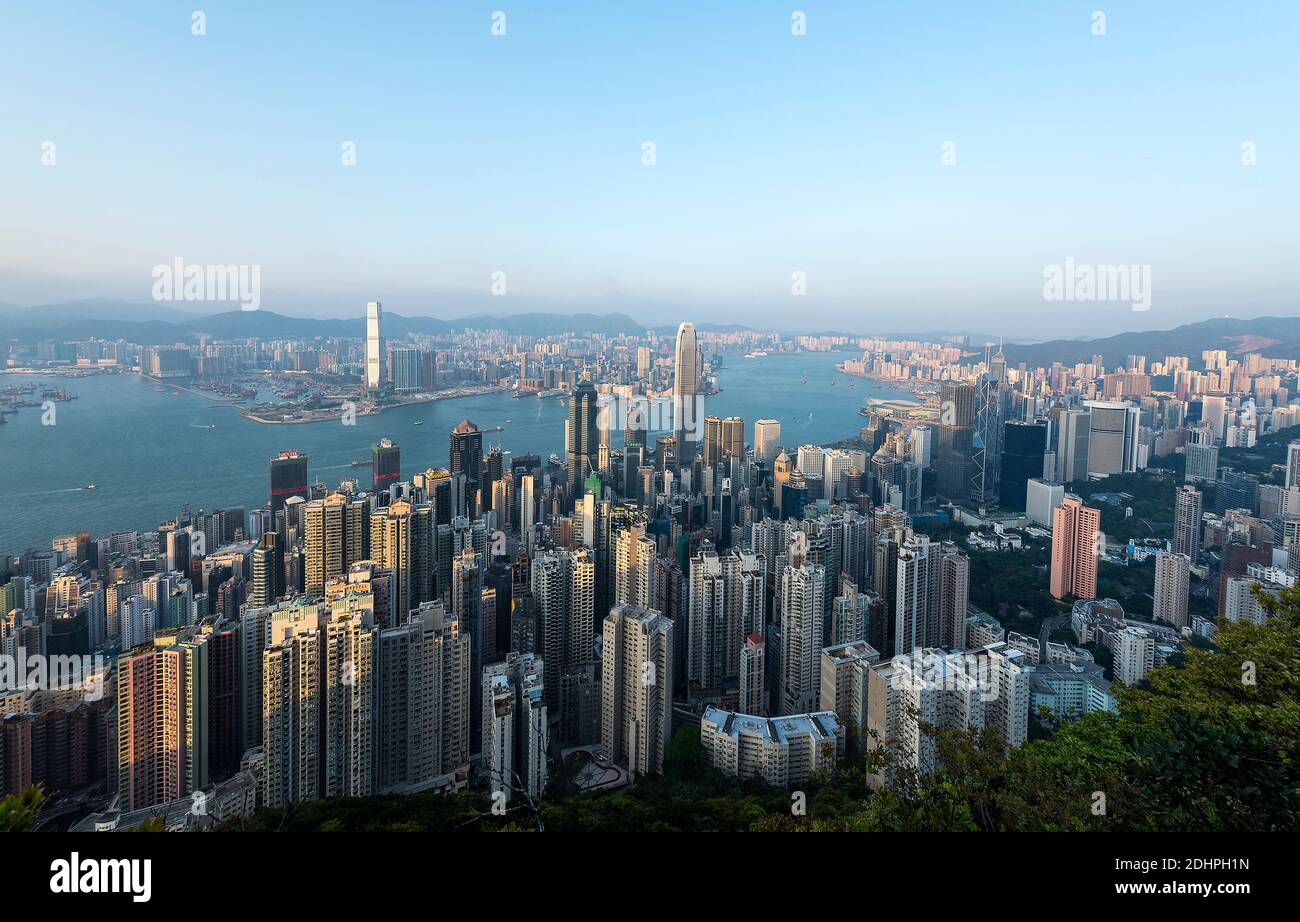 Vue panoramique du port de Victoria, Hong Kong depuis Lugard Road (Peak Circle Walk). Banque D'Images