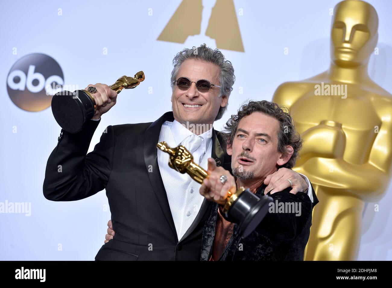 Mark A. Mangini et David White, lauréats du prix « Mad Max: Fury Road » pour le meilleur montage audio, se posent dans la salle de presse lors de la 88e cérémonie annuelle des Academy Awards à l'hôtel Loews Hollywood de Los Angeles, CA, USA, le 28 février 2016. Photo de Lionel Hahn/ABACAPRESS.COM Banque D'Images