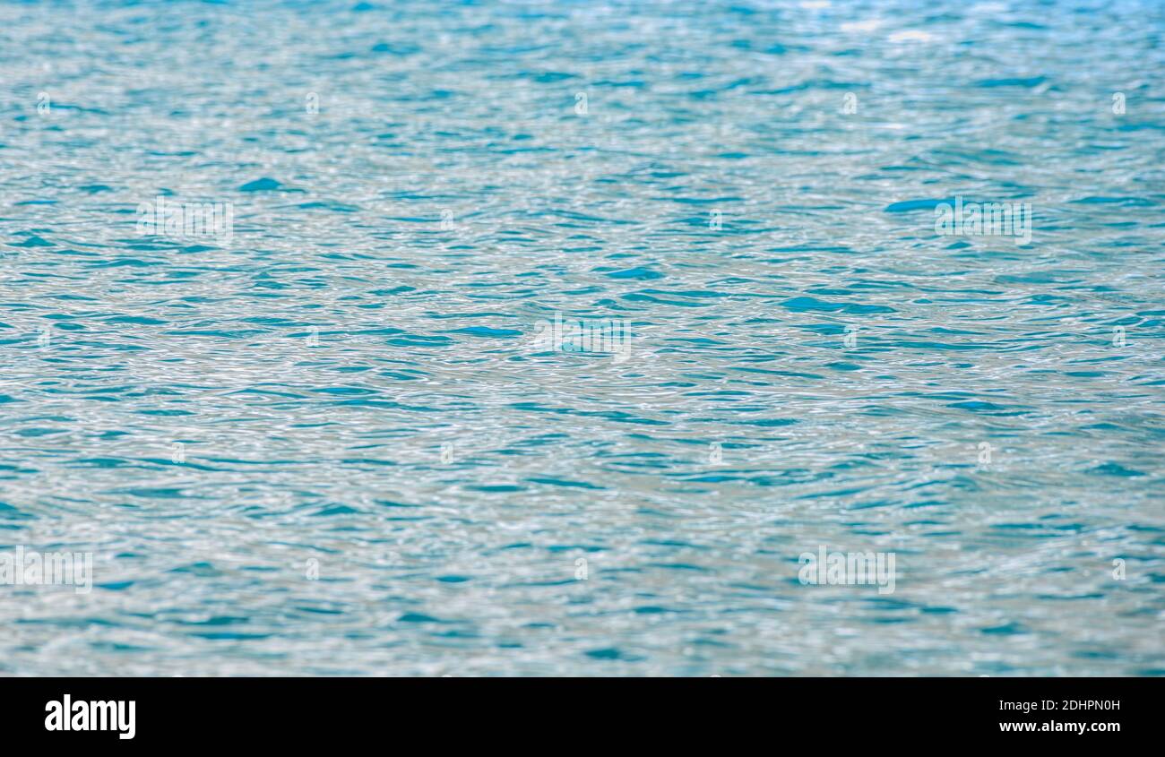 Eaux bleues scintillantes sur la surface du lac Iceberg dans le glacier Parc national Banque D'Images