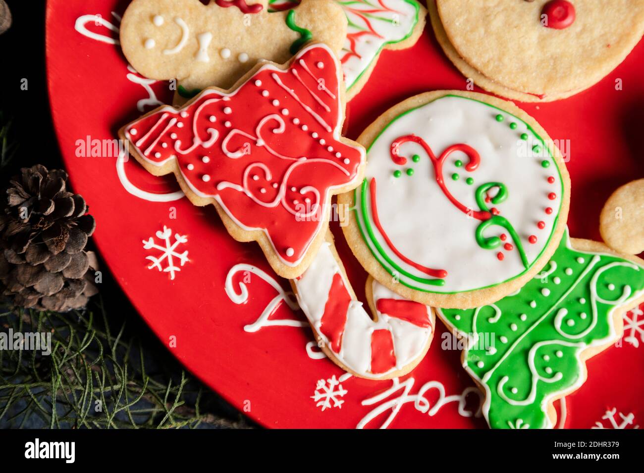 Assiette rouge pleine de biscuits de Noël à la décoration colorée - Noël Recettes de la veille - traditions culinaires de Noël Banque D'Images