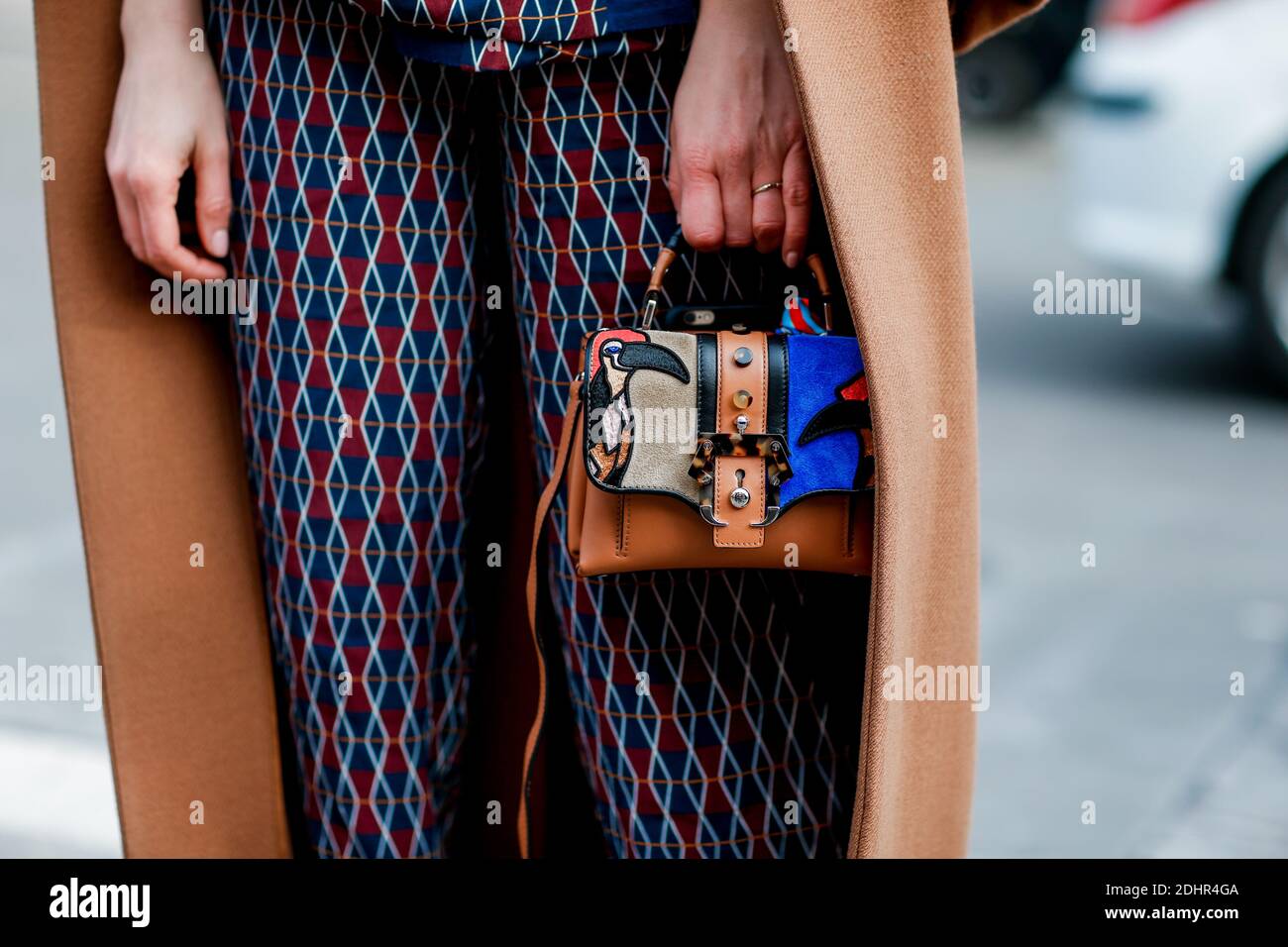 Street style, Carlotta Rubaltelli en arrivant au Mugler automne-hiver 2016-2017 qui s'est tenu au Grand Palais, à Paris, en France, le 5 mars 2016. Photo de Marie-Paola Bertrand-Hillion/ABACAPRESS.COM Banque D'Images