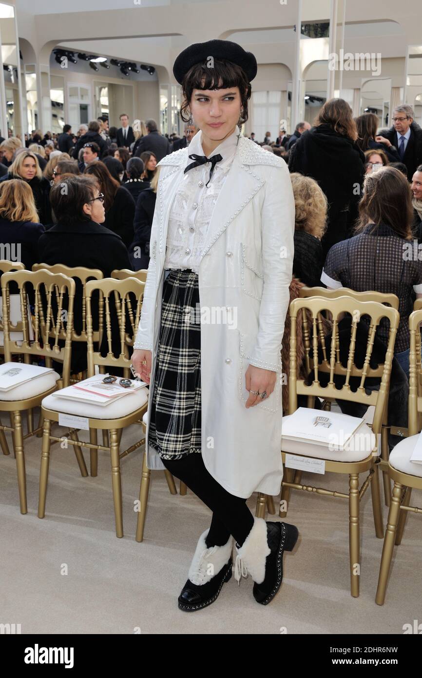 Soko participe au salon Chanel dans le cadre de la semaine de la mode de  Paris vêtements pour femmes automne/hiver 2016/2017 le 8 mars 2016 à Paris,  France. Photo d'Alban Wyters/ABACAPRESS.COM Photo