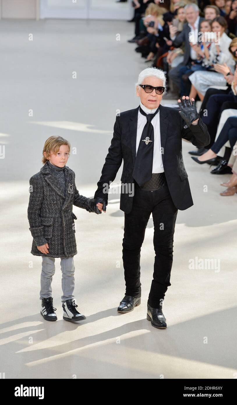 Photo du dossier - Karl Lagerfeld et son neveu Hudson Kroenig posent sur la  piste pendant le spectacle Chanel dans le cadre de la semaine de la mode de  Paris vêtements pour