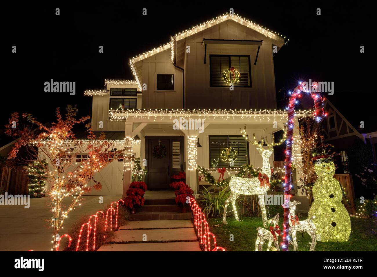 Noël lumières de nuit décorant la maison en Californie Banque D'Images