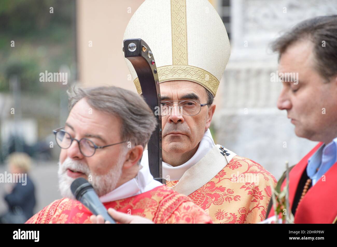 Le Cardinal Philippe Barbarin près de la célébration du Dimanche des Rameaux à la Cathédrale St-Jean le 20 mars 2016, à Lyon, France. Photo Julien Reynaud/APS-Medias/ABACAPRESS.COM Banque D'Images