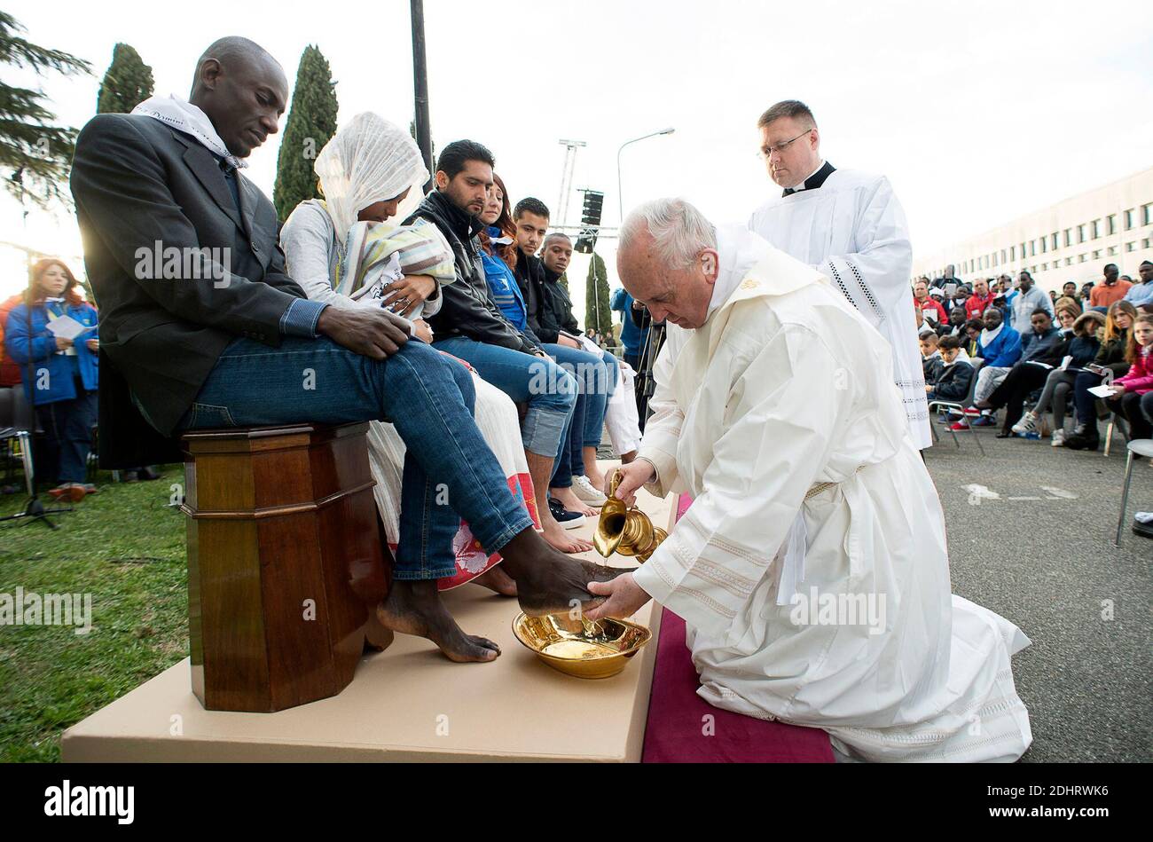 Le pape François a lavé et embrassé les pieds des réfugiés musulmans, chrétiens et hindous lors d'une messe de la semaine de Pâques avec des demandeurs d'asile dans un refuge à Castelnuovo di Porto, en dehors de Rome, Italie, le 24 mars 2016. Le rite du jeudi Saint réenacte le rituel de lavage des pieds que Jésus a exécuté sur ses apôtres avant d'être crucifié, et est censé comme un geste de service. Photo par ABACAPRESS.COM Banque D'Images