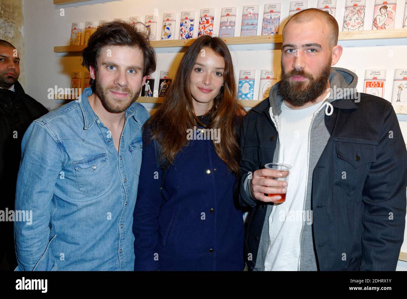 Matthieu Escande (G), président du chocolat des Français, Charlotte le bon (C) et Jean André (D). Vernissage de l'exposition 'Paques pour les vieuxs' a la galerie d'art Sergent Paper. Une exposition de 500 tables de chocolat à ne pas les emballages, uniques et originaux, ont ete réalise par une centauine d'artistes (Charlotte le bon, Soledad, Jean Andre) pour la compte de la jeune société le chocolat des Francais, à ne pas les produits sont fabriqués à 100% en France. Les tables sont dues entre 25 et 300 euros au bénéfice de l'association 'un enfant par la main'. Le 24 mars 2016, a Paris, France. PH Banque D'Images